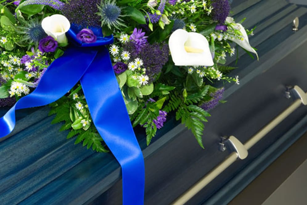 Für eine Beerdigung eignen sich helle Blumen