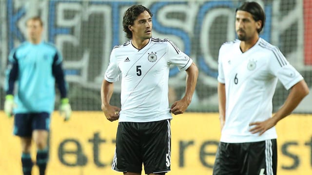 Hummels (li.) und Khedira sind nach dem 3:3 gegen Paraguay bedient.