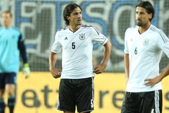 Hummels (li.) und Khedira sind nach dem 3:3 gegen Paraguay bedient.