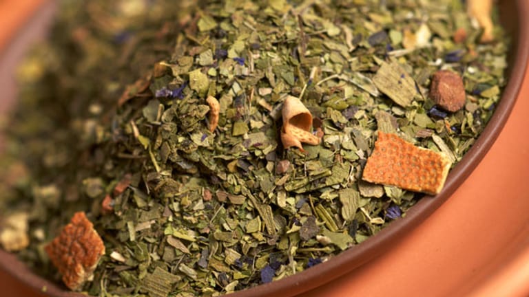 Blätter der Stechpalme sind die Basis von Mate-Tee