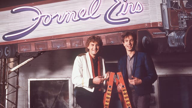 Der Musikclip-Klassiker "Formel Eins" kommt zurück. Wieder mit dabei ist Peter Illmann, hier links im Bild mit Ingolf Lück. Der Musikclip-Klassiker "Formel Eins" kommt zurück. Wieder mit dabei ist Peter Illmann, hier links im Bild mit Ingolf Lück.