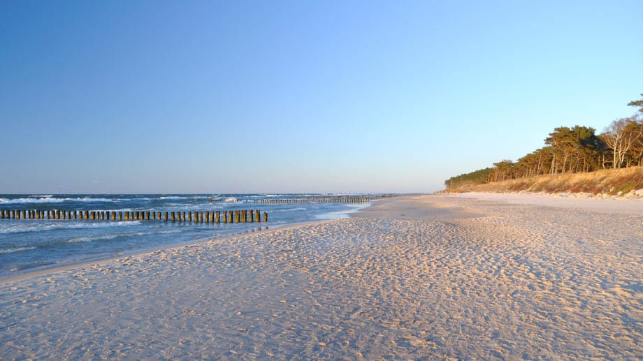 Endloser Strand an der polnischen Ostseeküste.