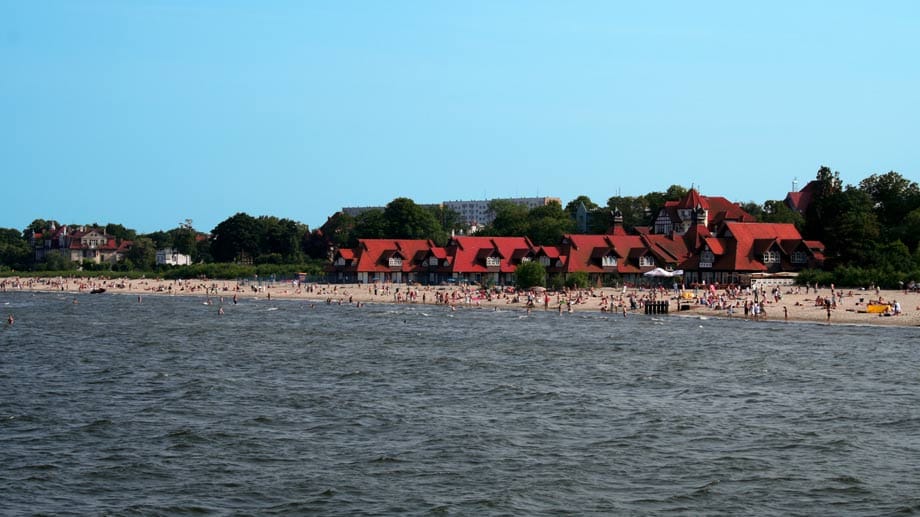 Vom Hotel direkt an den Strand und vom Strand direkt ins Meer - möglich an der polnischen Ostseeküste.