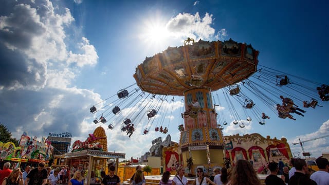 Ein Kettenkarussell auf dem Hamburger Dom (Archivbild): Der nächste Sommerdom geht vom 22. Juli bis zum 21. August 2022.