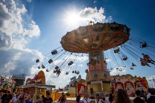 Ein Kettenkarussell auf dem Hamburger Dom (Archivbild): Der nächste Sommerdom geht vom 22. Juli bis zum 21. August 2022.