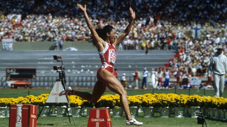 Florence Griffith-Joyner hält gleich zwei Weltrekorde. Bei den Olympischen Spielen 1988 läuft die Sprinterin 100 Meter in 10,49 Sekunden und die doppelte Distanz in 21,34 Sekunden.
