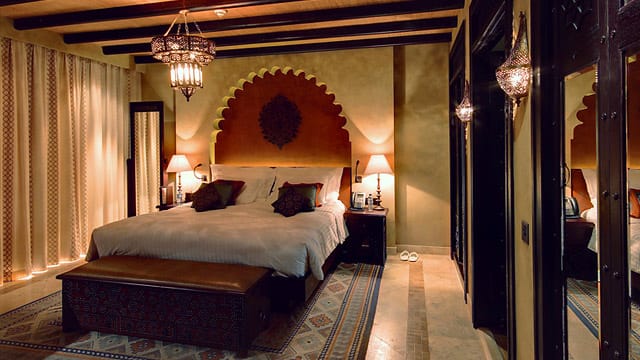 Gästen soll es im Qasr al Sarab an nichts fehlen. In diesen Zimmern fühlt man sich wie Prinzessin Sheherazade.
