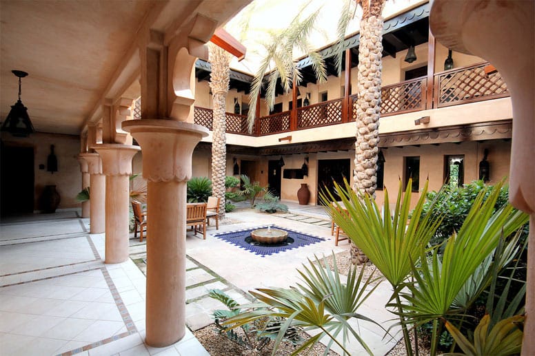 Direkt am feinen Sandstrand von Jumeirah ist die riesige Anlage des "Hotel Madinat Jumeirah - Dar Al Masyaf" (6 Sterne) in Dubai von Wasserkanälen wie in Venedig durchzogen.