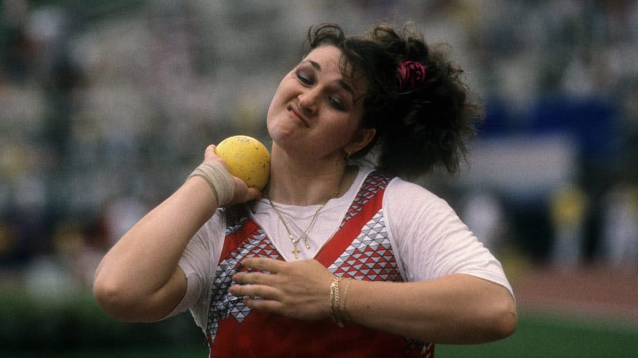 1987: Natalja Lissowskaja stößt die Kugel auf 22,63 Meter. Der Rekord bei den Herren liegt dank Randy Barnes seit 1990 bei 23,12 Metern.