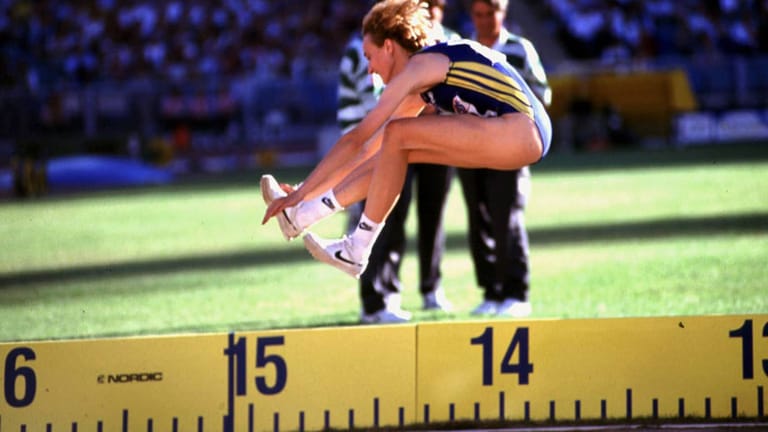 1995 schafft Inessa Krawez im Dreisprung 15,50 Meter. Im gleichen Jahr stellt Jonathan Edwards bei den Männern mit 18,29 Metern die noch gültige Bestmarke auf.