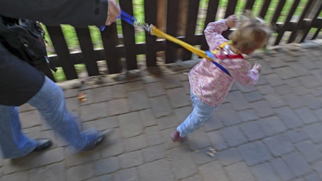 Kinder an der Leine: Gutes Sicherheitsgefühl oder absolutes No-Go?