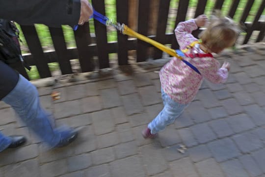 Kinder an der Leine: Gutes Sicherheitsgefühl oder absolutes No-Go?