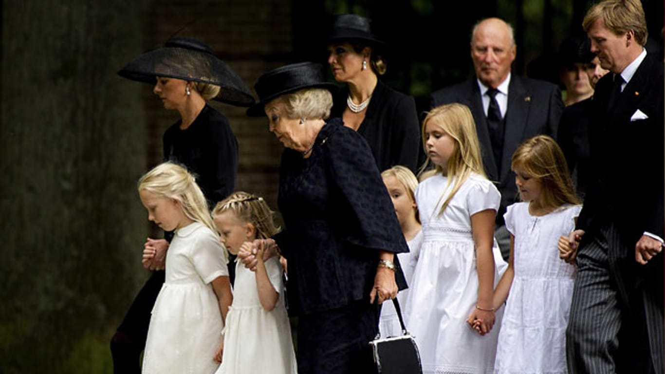 Die königliche Familie auf dem Weg zur Trauerfeier für Prinz Friso.