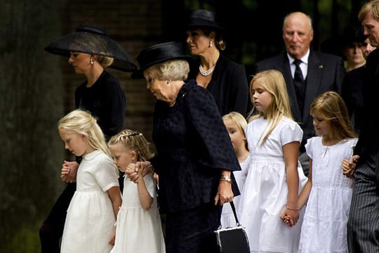 Die königliche Familie auf dem Weg zur Trauerfeier für Prinz Friso.