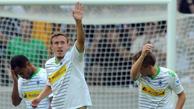 Torschütze Max Kruse (Mitte) jubelt über seinen Treffer zum 1:0.