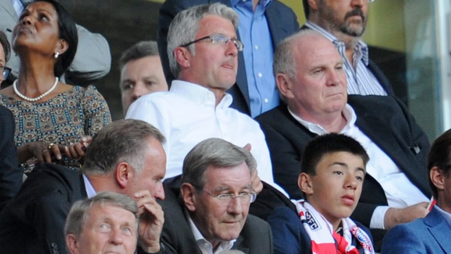 Audi-Chef Stadler (Mitte) und Uli Hoeneß Ende Juli beim Spiel Manchester City gegen AC Mailand in der Allianz Arena in München