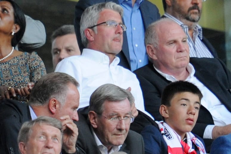 Audi-Chef Stadler (Mitte) und Uli Hoeneß Ende Juli beim Spiel Manchester City gegen AC Mailand in der Allianz Arena in München