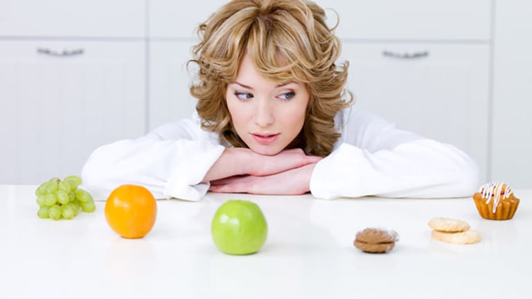 Magenprobleme nach dem Essen können auf eine Lebensmittelunverträglichkeit hindeuten.