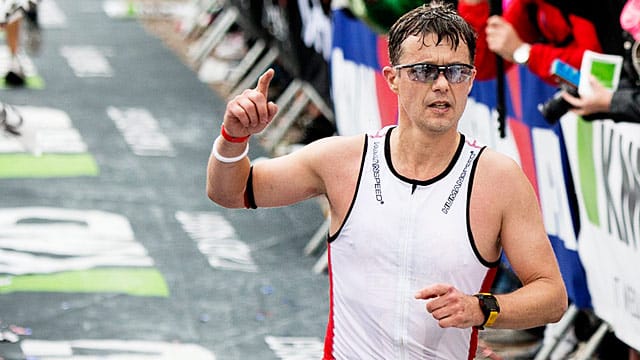 Prinz Frederik von Dänemark erreicht nach über zehn Stunden Triathlon das Ziel.