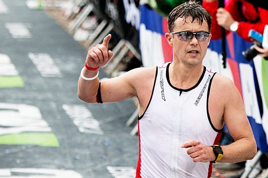 Prinz Frederik von Dänemark erreicht nach über zehn Stunden Triathlon das Ziel.