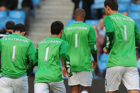 Die Spieler von Manchester City tragen gegen Newcastle den Namen Bert Trautmanns.