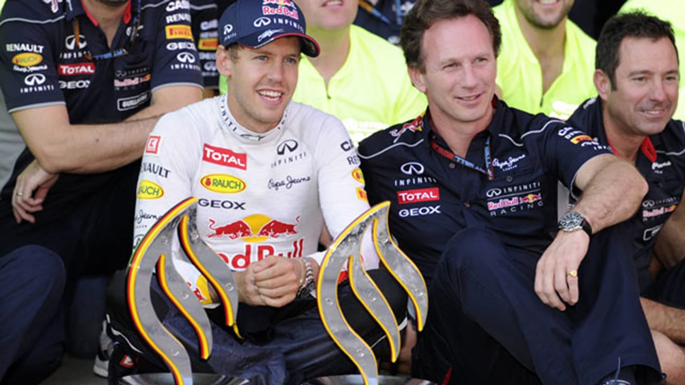 Christian Horner (re.) und Sebastian Vettel feiern den Sieg mit den erneuerten Reifen auf dem Nürburgring.