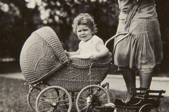 Ein neuer Bildband zeigt Kinderfotos von Queen Elizabeth II.