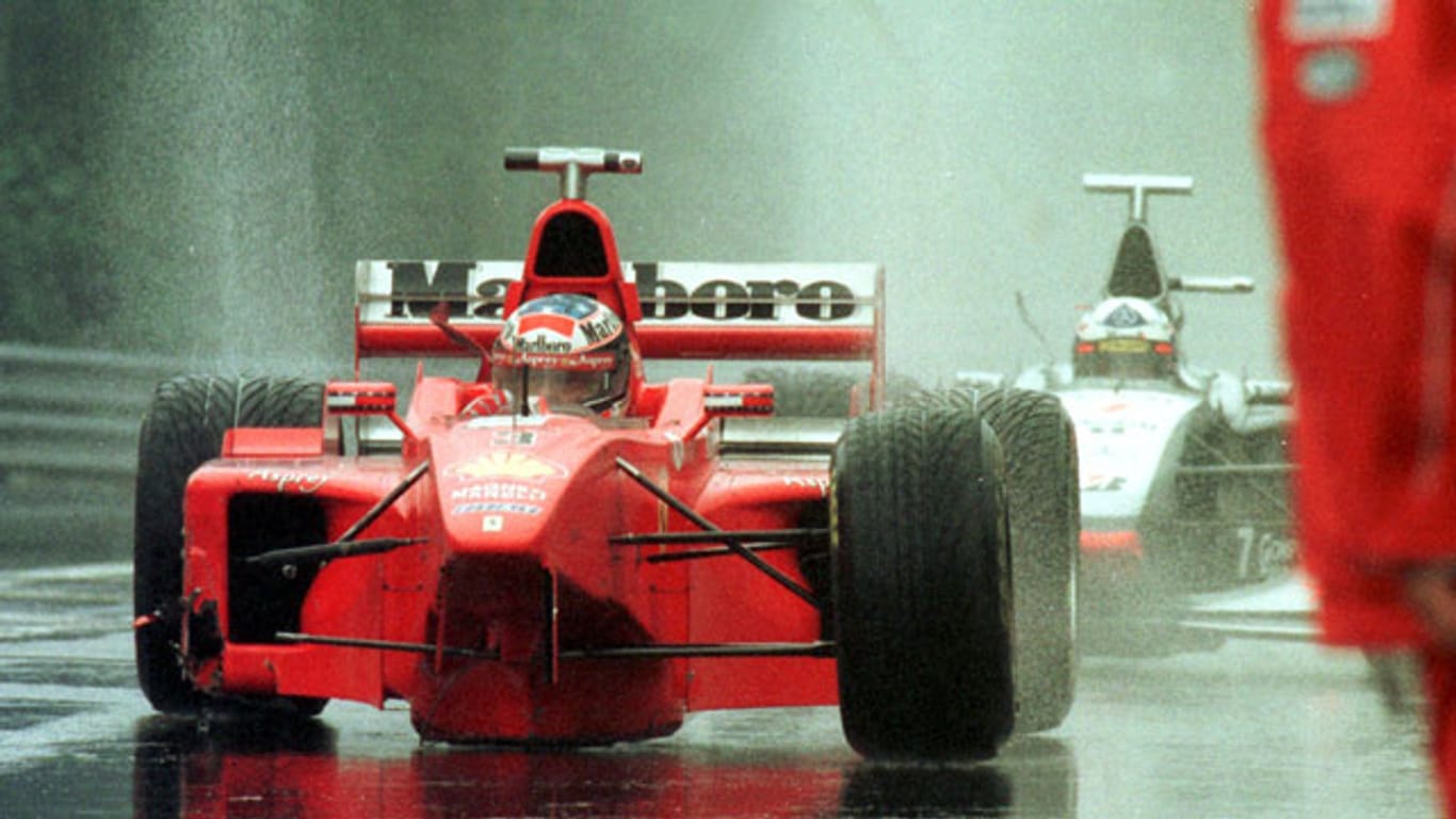 Michael Schumacher fährt auf drei Reifen zurück in die Box.