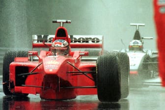 Michael Schumacher fährt auf drei Reifen zurück in die Box.