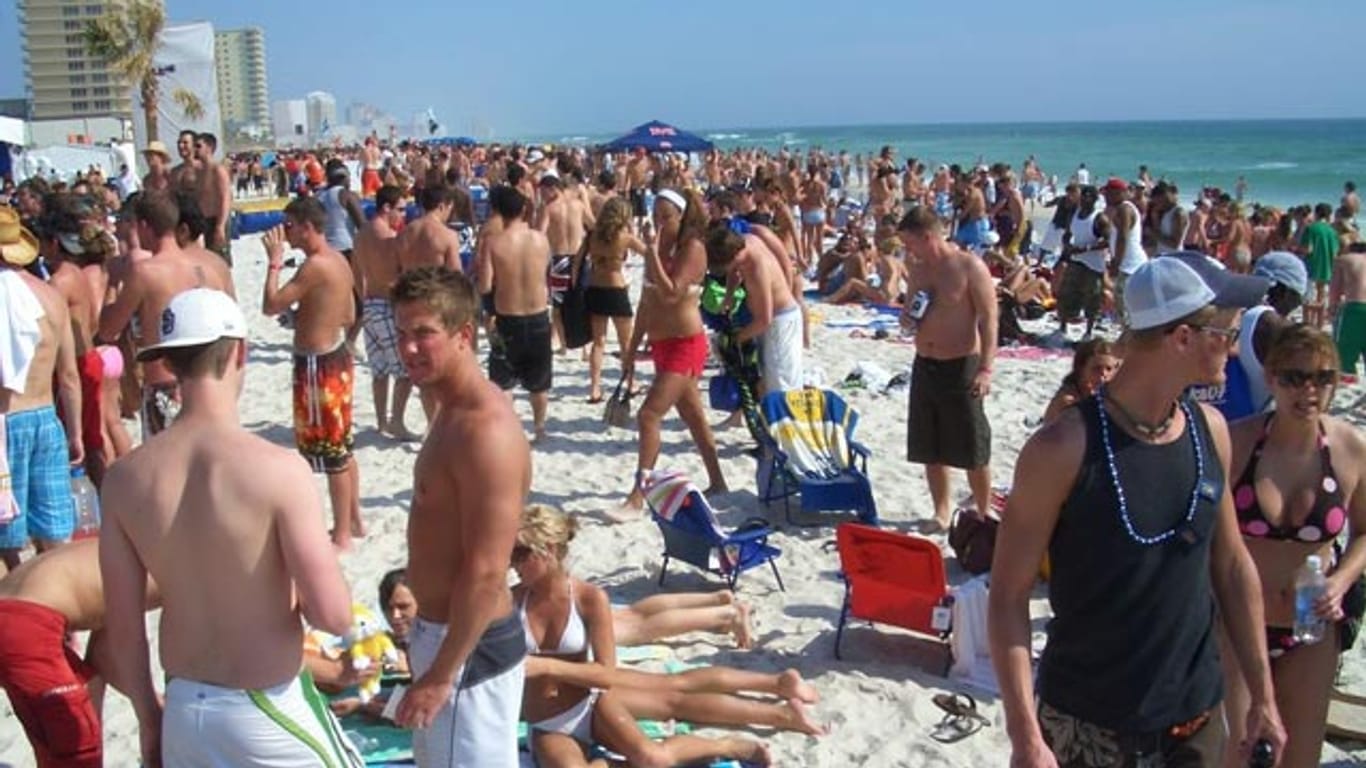 Dicht an dicht liegen Strandurlauber in Panama City/Florida.