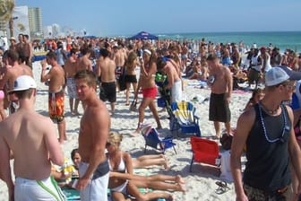 Dicht an dicht liegen Strandurlauber in Panama City/Florida.