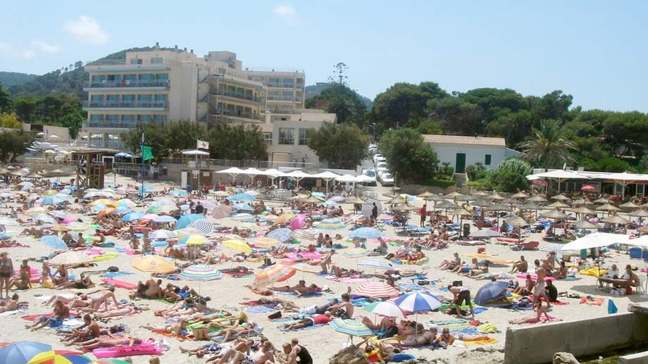 Mallorca-Kritiker sehen sich hier bestätigt: Unzählige Strandbilder von Cala Ratjada zeigen dasselbe Bild vom schrecklich vollen Strand und untermauern die Mär vom Teutonengrill.