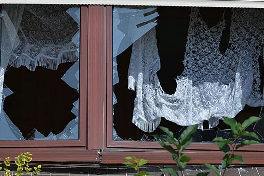 Bei der Explosion einer Luftmatratze werden auch Fensterscheiben in Mitleidenschaft gezogen