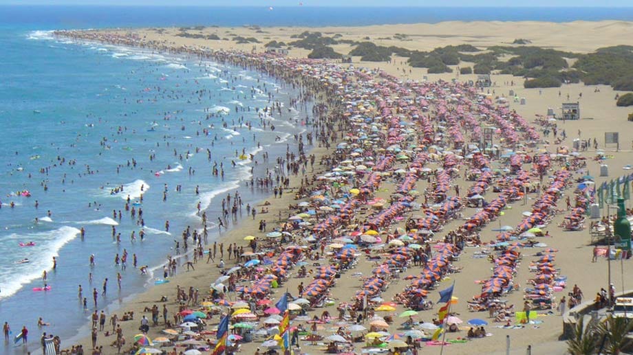 Wer hier Urlaub macht, will es nicht anders! Playa del Ingles auf Gran Canaria ist Partyhochburg der Kanaren. Am Strand geht es hoch her.
