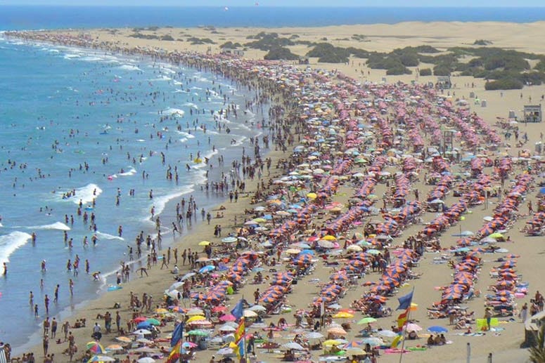 Wer hier Urlaub macht, will es nicht anders! Playa del Ingles auf Gran Canaria ist Partyhochburg der Kanaren. Am Strand geht es hoch her.