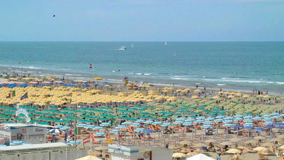 Nie wieder Rimini! Vor allem im August sollte man die Gegend rund um den beliebten Badeort meiden. Dann sind Strände, Eisdielen und Lunaparks bis zum Bersten voll.