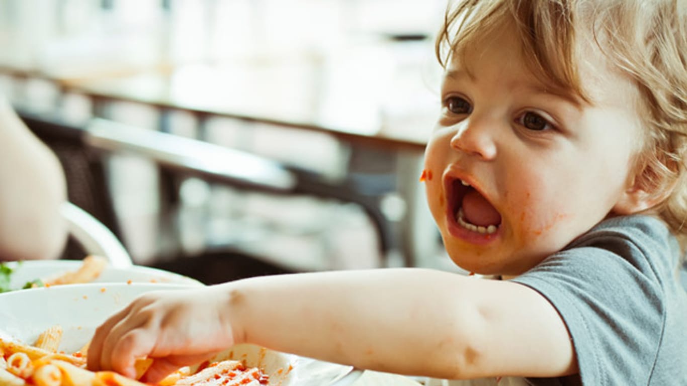 Essverhalten: Dass kleine Kinder ihr Essen mit den Händen erkunden ist normal - aber irgendwann müssen sie lernen, dass es kein Spielzeug ist.