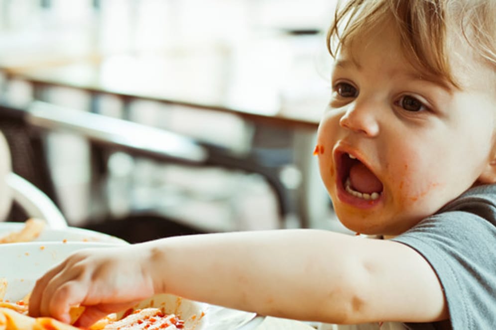 Essverhalten: Dass kleine Kinder ihr Essen mit den Händen erkunden ist normal - aber irgendwann müssen sie lernen, dass es kein Spielzeug ist.
