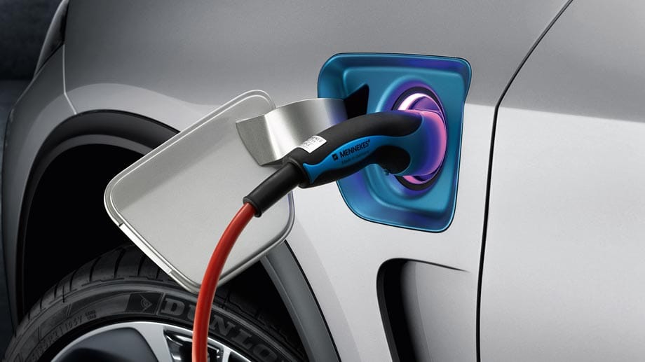 Erstmals geht BMW eDrive Technologie dabei eine Verbindung mit dem Allradantrieb BMW xDrive ein. Das eDrive Antriebssystem der Konzeptstudie setzt sich aus einem Vierzylinder-Verbrennungsmotor mit doppelter Turboaufladung und einem von BMW entwickelten Elektromotor zusammen.