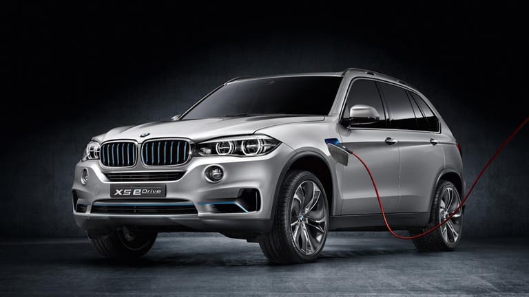 Ebenfalls dabei ist eine Studie des X5 mit Hybrid-Antrieb. Der BMW Concept X5 eDrive verbraucht laut Hersteller trotz Allrad-Antrieb weniger als vier Liter Sprit auf 100 Kilometern.