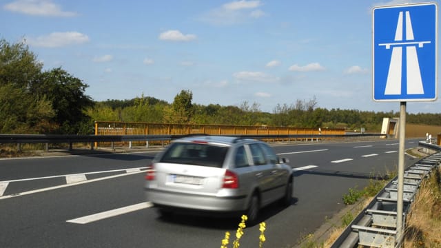 Das Auffahren auf die Autobahn gehört zu den kritischen Manövern auf Fernstraßen