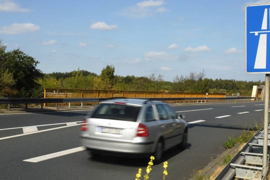 Das Auffahren auf die Autobahn gehört zu den kritischen Manövern auf Fernstraßen