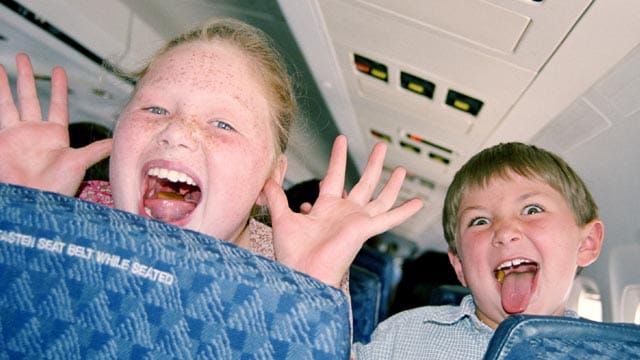 Kinder im Flugzeug können anstrengend sein