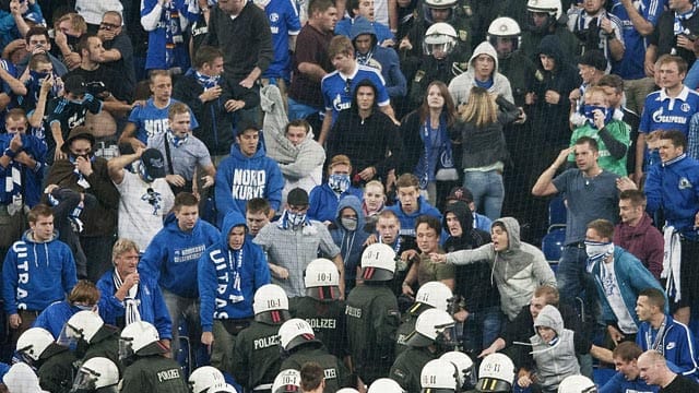 Die Polizei dringt in den Schalker Fanblock ein.