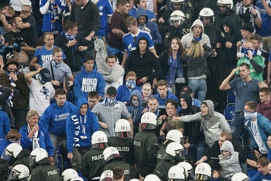 Die Polizei dringt in den Schalker Fanblock ein.