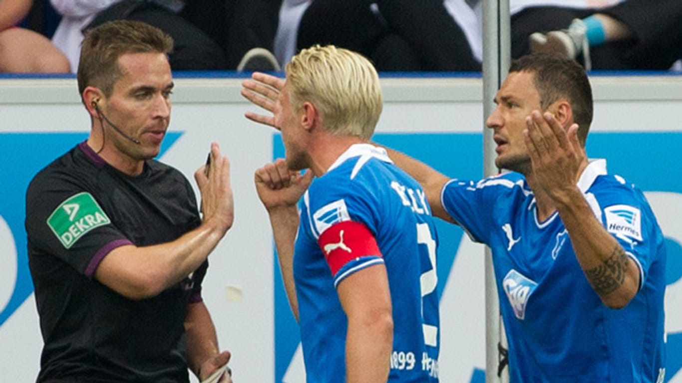 Sejad Salihovic (re.) reklamiert zusammen mit Andreas Beck erfolglos bei Referee Tobias Stieler.