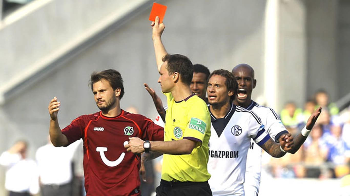 Szabolcs Huszti von Hannover 96 sieht im Spiel gegen Schalke 04 die Rote Karte.