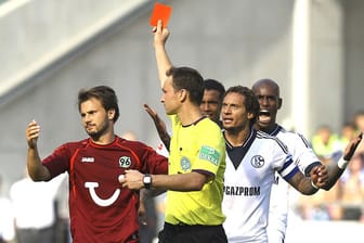 Szabolcs Huszti von Hannover 96 sieht im Spiel gegen Schalke 04 die Rote Karte.