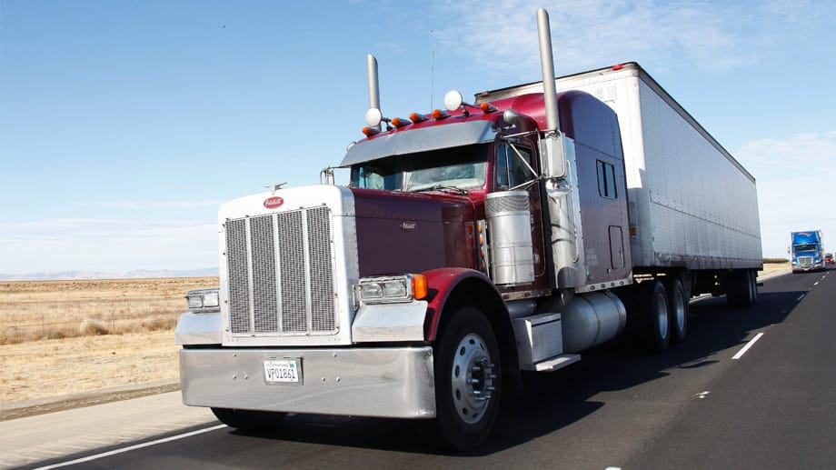 Auf den endlosen Highways durch die Prärie sind die riesigen Trucks ein gewohnter Anblick.
