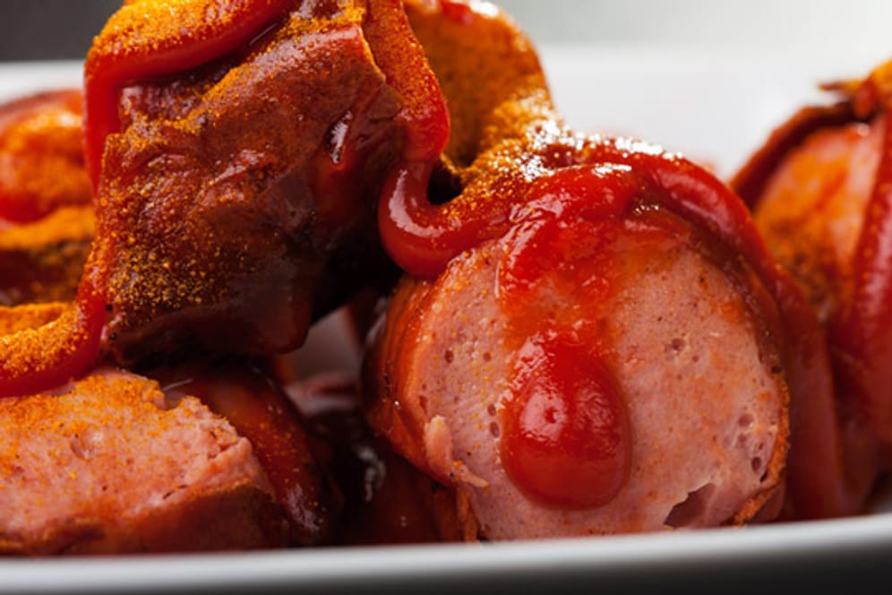 Herz: Auch in Currywurst stecken künstliche Phosphate, die der Gesundheit schaden.
